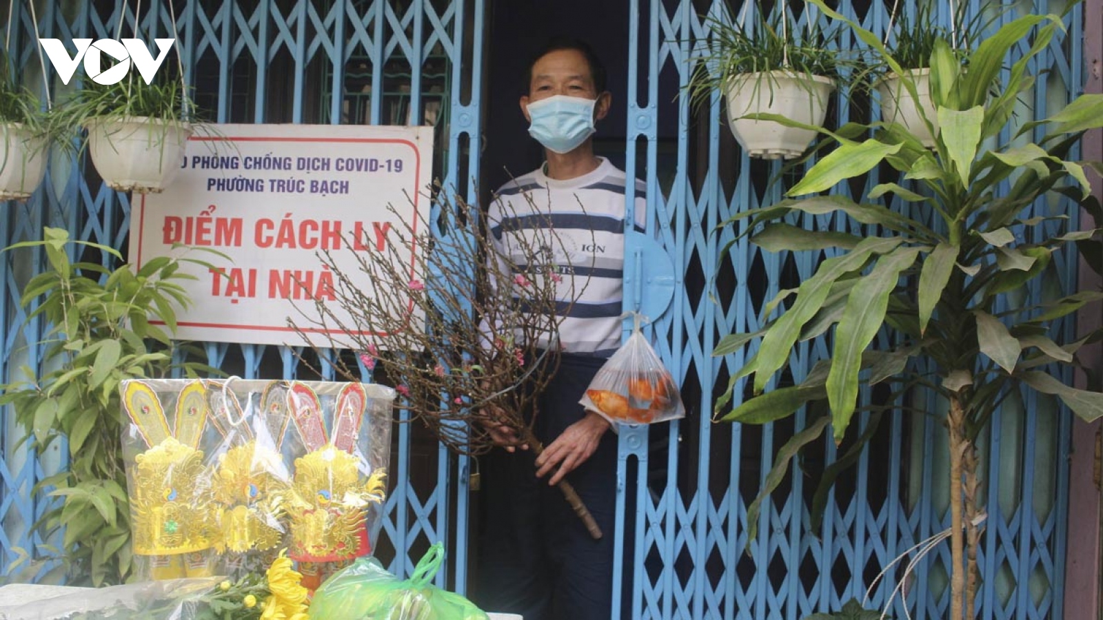 COVID-19 cases in Hanoi receive Tet gifts